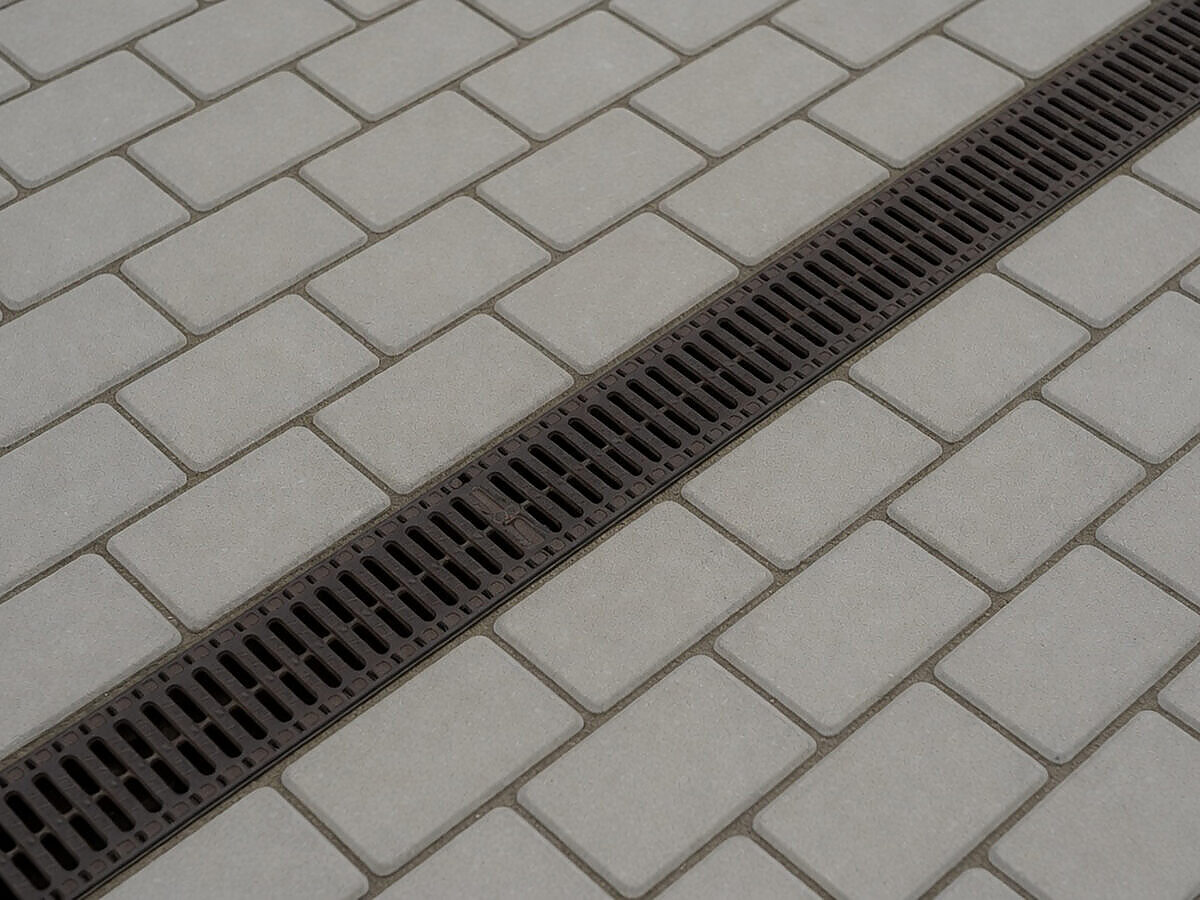 Entwässerung mit Rinnen, Leitungen und exakt berechnetem Gefälle